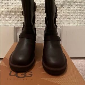 UGG Becket Brown Boot Water-Resistant Leather and Fur.  Size 7 New In Box